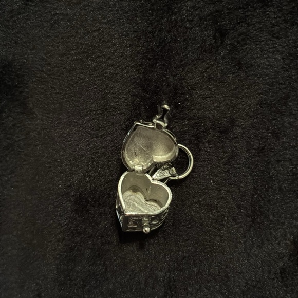 Heart-Shaped Sterling Silver 925 Pendant/Charm
See pic if measurements. Clasp - Picture 5 of 5